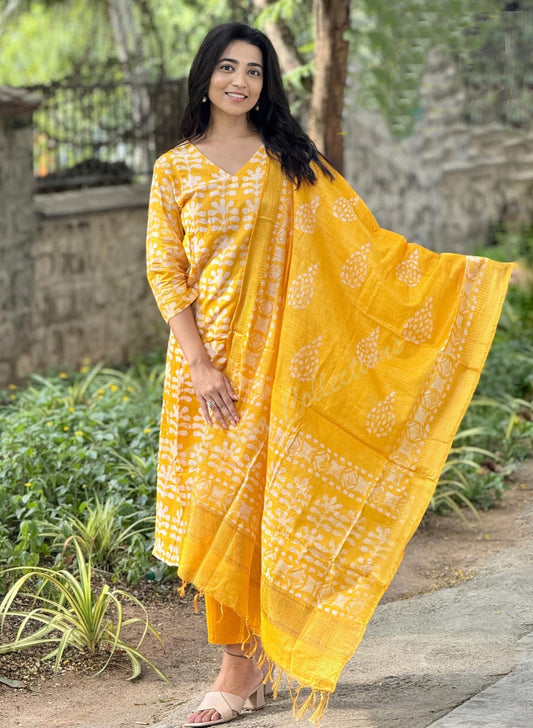 Ethnic Set Women Printed Straight Yellow Kurta and Pant Set With Dupatta